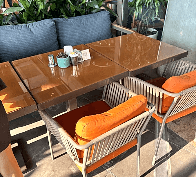 Palmiye Temizlik tarafından hijyenik hale getirilmiş kafe sandalyeleri
