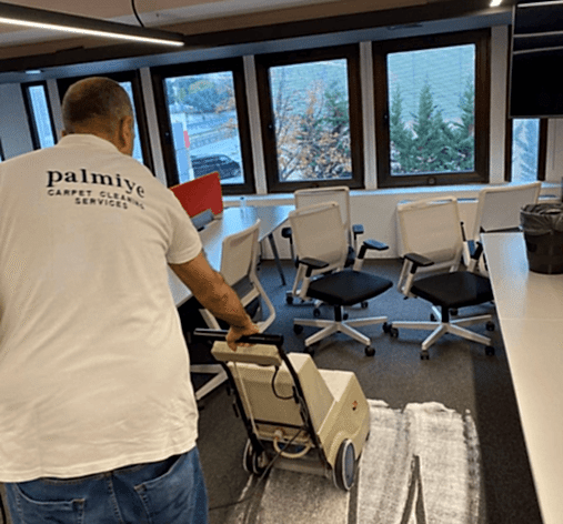 Palmiye Temizlik teknisyeni, ofis halısında kuru köpük halı temizleme makinesi kullanıyor